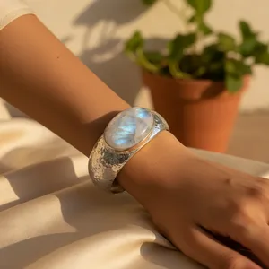 Brazalete de Plata 925 con Acabado Martillado y Piedra Lunar para Mujer, Accesorio de Moda - Product Image 1