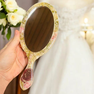 Miroir à main en résine avec finition lisse et brillante, parfait pour un usage quotidien, le maquillage ou des fins décoratives, ajoutant une touche élégante - Product Image 1