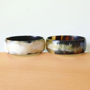 Bracelet manchette en corne de buffle naturelle noir et blanc fait main par f s i - Product Image 1