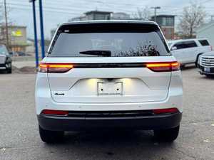 Cherokee Altitude 2024 Usado, Color Blanco Limpio, Tracción en las Cuatro Ruedas, Volante a la Izquierda, Asientos de Cuero Oscuros con Calefacción, Transmisión Automática, Llantas de Aleación R17 - Product Image 2