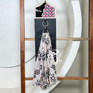 Porte-écharpe en cuir de vachette fait main par un designer avec motif à carreaux roses, organisateur mural pour écharpes et accessoires - Product Image 1