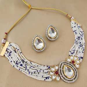 Hermoso collar de gargantillas de diamantes artificiales chapados en oro de calidad premium con hermosos pendientes perfectos para ocasiones festivas - Product Image 1