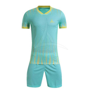 Uniforme de Fútbol de Venta Directa de Fábrica, 100% Poliéster, Ligero y Transpirable, Opciones Personalizables, Hecho en Pakistán - Product Image 1