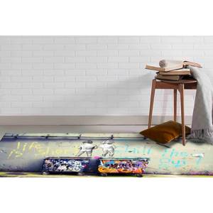 Alfombra con Diseño de Graffiti de Banksy: 'La Vida es Corta' - Alfombra Interior Antideslizante, con Pelo Suave - Product Image 5