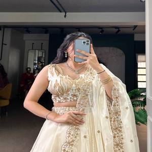 Conjunto de Lehenga Choli de Seda Chanda VASTRA COTTAGE con Lentejuelas, Bordado con Hilo, Lehenga Cosida con Dupatta, Ropa de Diseñador - Product Image 2