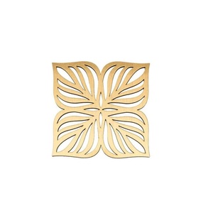 Juego de 4 posavasos de té de madera de estilo clásico, 4 patrones diferentes impresos, en forma cuadrada Decoración de mesa, tamaños de 4 \ "x 4 \" para uso doméstico - Product Image 4