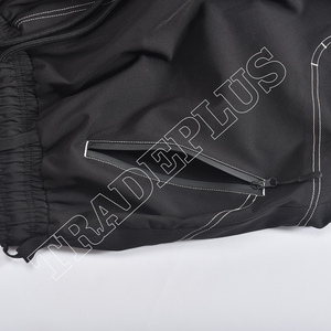 Pantalon de neige imperméable noir personnalisé pour hommes avec coutures blanches et grandes poches cargo élégantes à fermeture éclair - Product Image 4