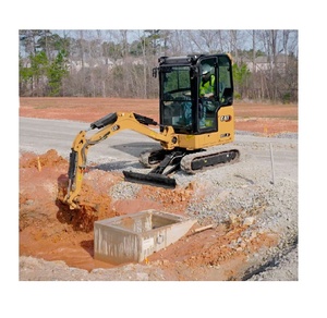 Modèle plus récent de mini-chargeuse sur chenilles CAT 301.8 dotée de 2 chenilles extensibles, 1 cabine fermée et 1 pince hydraulique. - Product Image 4