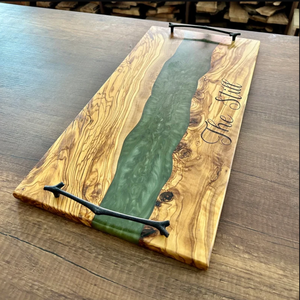 Tabla de cortar de resina hecha a mano con mezcla de resina transparente que destaca el patrón de grano de madera ideal para cortar alimentos y servir comidas - Product Image 4