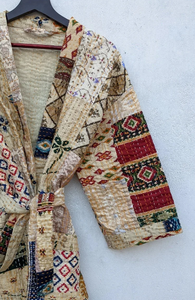Robe Kimono en soie Kantha vintage de luxe Veste patchwork recyclée sans cordon pour femmes Dressing de bain de printemps parfait - Product Image 2