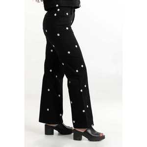 Pantalon noir taille haute à jambes larges et longueur intégrale en toile non denim avec techniques et décorations brodées - Product Image 3