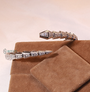 Anillo de Oro Rosa con Moissanita de Corte Redondo, Estilo Único y Lindo para Mujer - Product Image 1