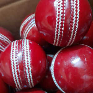 Pelotas de Críquet Profesionales de Alta Calidad, Pelota de Cuero con Logotipo Personalizado Impreso para Partidos de Prueba, Logotipo Personalizado - Product Image 1