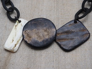 Collar de Lujo Hecho a Mano con Cuerno de Búfalo, Joyería Natural y Sostenible para Mujer, Alta Calidad - Product Image 3