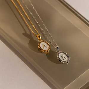 Collar con colgante inicial de Latón chapado en oro de 14 quilates con cadena de eslabones Estilo lindo para ocasiones de aniversario Para mujeres Latón con oro - Product Image 1