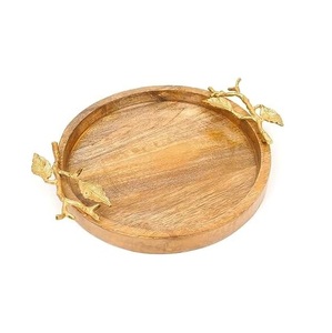 Bandeja cuadrada de madera y metal hecha a mano para servir en el hogar y fiestas como soporte para tazas de comida y té - Product Image 5