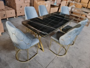 Ensemble de salle à manger moderne convertible 6 pièces, chaises en velours, table noire, cadre doré, mobilier contemporain adapté aux appartements - Product Image 3
