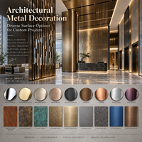 Plafond en grille métallique et plafonnier décoratif avec éclairage intégré pour les intérieurs d'hôtels et commerciaux
