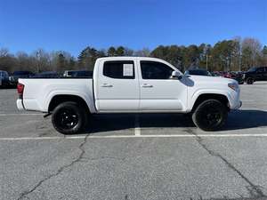 Toyota Tacoma 2020 blanche / Disponible à la vente avec faible kilométrage, moteur essence, véhicule d'occasion en excellent état et sans accident - Ventes flash - Conduite à gauche - Product Image 3