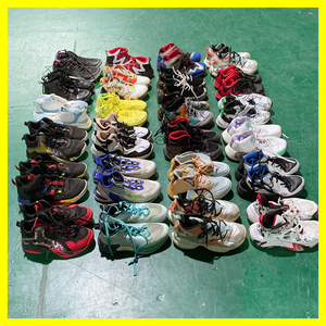 Commercio all'ingrosso usato di marca <span class=keywords><strong>scarpe</strong></span> da basket Bundle di seconda mano <span class=keywords><strong>scarpe</strong></span> da basket di seconda mano <span class=keywords><strong>scarpe</strong></span> da calcio in balle - Product Image 2
