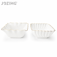 Ensemble de 2 bols carrés en porcelaine blanche avec bord doré, décor festonné et gaufré, style américain, passe au micro-ondes