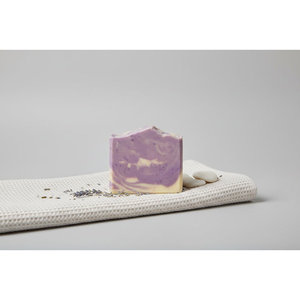 Savon artisanal à la lavande au lait de chèvre et aux algues marines, anti-acné et éclaircissant, enrichi au coco et au curcuma - Product Image 4