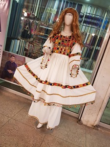 ชุดอัฟกานิสถานสีขาวแบบดั้งเดิมที่มีการปักที่มีสีสันและงานกระจกบนแขนเสื้อท่อนบนและชายเสื้อ - Product Image 6