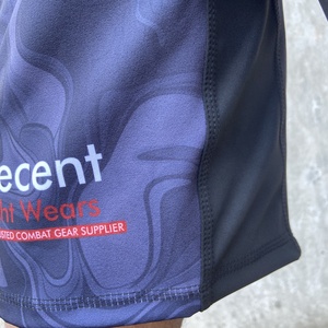 เสื้อแรชการ์ดแขนสั้น แห้งเร็ว พิมพ์ลายด้วยเทคนิค Heat-Transfer ผลิตจากผ้าสแปนเด็กซ์/ไนลอน พร้อมคุณสมบัติ UPF50+ เป็นมิตรต่อสิ่งแวดล้อมและป้องกันแบคทีเรีย - Product Image 4