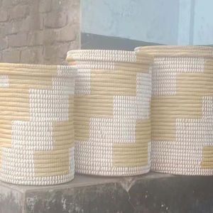 Grand panier de rangement décoratif en jonc de mer fait à la main avec poignées en anneau Organisateur tissé pour le rangement des enfants - Product Image 1