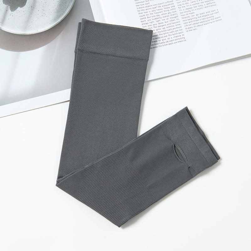 สีเทาเข้ม