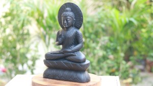 Estatua de Buda Murti en Abhay Mudra hecha a mano de piedra natural en color negro - Product Image 4