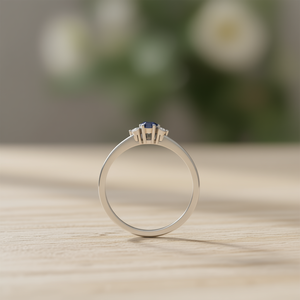 Anello di Fidanzamento Classico con Tanzanite Naturale Taglio a Pera 6x4 e Topazio Bianco, Gioiello Raffinato da Donna con Incastonatura a Griffe - Product Image 3