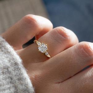 Anillo de compromiso de tres piedras CZ blancas de corte redondo de 5,5mm con acentos redondos laterales Banda Dorada Aniversario de Boda nupcial joyería de mujer - Product Image 3