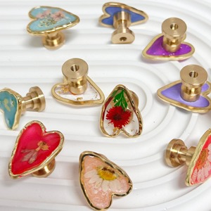 Poignée en résine en forme de cœur coloré avec fleur pour armoires, tiroirs et portes, poignée décorative mignonne pour chambre d'enfant et décoration d'intérieur élégante - Product Image 2