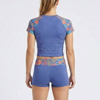 Ensemble tendance short et crop top fitness pour femme, au-dessus du genou, en tissu léger uni, look élégant, idéal pour la gym et les voyages