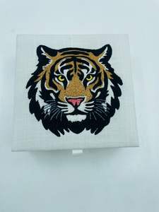 Boîte à bijoux en coton brodée avec un motif de visage de tigre, pour un usage quotidien, broderie à la main, logo personnalisé, couleur personnalisée, promotionnelle - Product Image 2