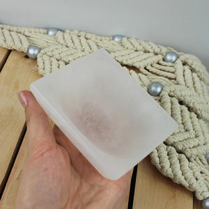 Cuenco de Selenita Cuadrado Tallado con Escultura de Ángel Grabada - Product Image 2