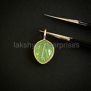 Piedra de Calcedonia verde natural, tallado de hojas, abalorios de plata de ley 925, 10x8mm, ajuste de bisel de oro Vermeil, colgante de piedras preciosas talladas - Product Image 1