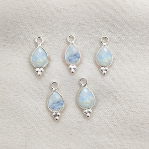 Charmes en pierre de lune arc-en-ciel en forme de poire, sertis à la main, pierre de lune taillée en briolette, pendentif en argent sterling 925, fabrication de bijoux, charme en vrac - Product Image 1