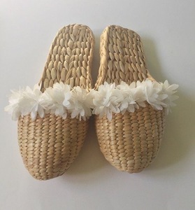 New Arrival Wholesale Natural Traditional Water Hyacinth Flip Flops Traditional Vietnamese Home for Slippers Made Vietnam - Product Image 5