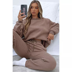 Ensemble de vêtements de sport personnalisés OEM pour femmes, sweat à capuche et jogging en laine de taille plus pour femmes convenant aux femmes - Product Image 4