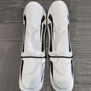 Espinilleras de cuero PU rojo para adultos Pro y protector de empeine, espinilleras de fútbol y fútbol, protección de entrenamiento de boxeo Kickboxing y MMA - Product Image 1