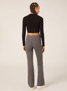 Pantalones de chándal Acampanados para mujer clásicos proveedores de atuendos de Yoga de moda OEM ODM MOQ con diseño moderno y elegante - Product Image 6