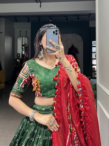 Ensemble Lehenga Choli en soie Dola de créateur unique avec Dupatta de travail lourd pour la célébration de fêtes et les fonctions disponibles à la vente - Product Image 4