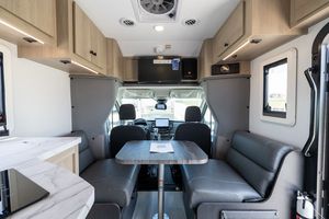 Camping-car pliant en aluminium Forest River Sunseeker 4 places, blanc et noir, design moderne, avec cuisine coulissante indépendante - Product Image 3