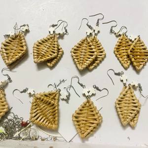 Elegantes pendientes de ratán hechos a mano con paja ecológica y materiales de ratán, pendientes de ratán de Vietnam para minoristas de moda, Navidad - Product Image 4