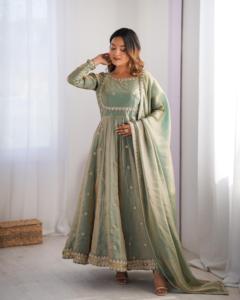Robe Anarkali à la mode avec silhouette moderne et motifs vibrants pour les fashionistas pour l'exportation à prix économique - Product Image 5
