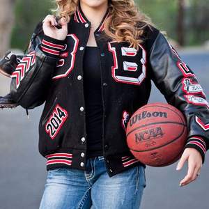 Chaqueta universitaria de grosor fino con estampado de letras para la temporada de invierno - Product Image 1