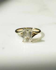 Bague de fiançailles solitaire en moissanite taille émeraude 3 carats Black Pearl Jewels, tendance, à tige fendue, cadeau d'anniversaire de mariage pour femme - Product Image 6