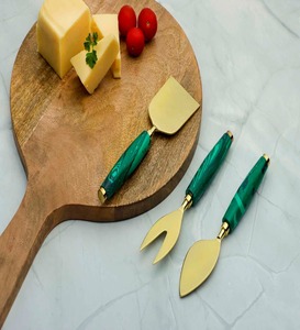 Ensemble de serveur de fromage en métal de qualité supérieure avec poignée décorative couteau à fromage en acier inoxydable et épandeur pour cuisine salle à manger - Product Image 3